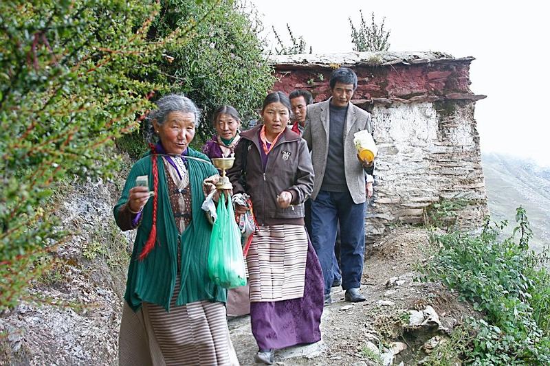 059 Locals visiting Ganden.jpg